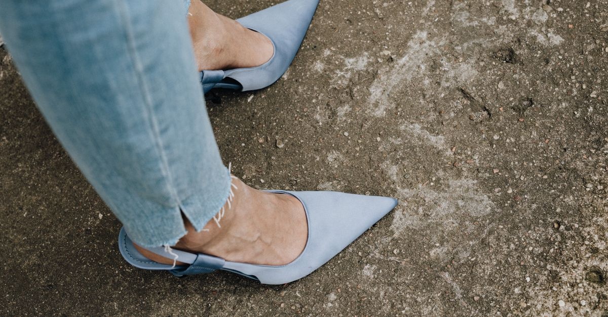 Jeansy i buty z odkrytą piętą: jak stworzyć stylizacje, które wyglądają lekko i modnie