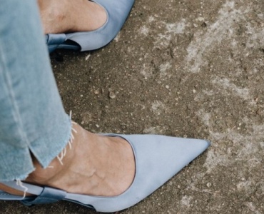 Jeansy i buty z odkrytą piętą: jak stworzyć stylizacje, które wyglądają lekko i modnie