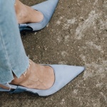 Jeansy i buty z odkrytą piętą: jak stworzyć stylizacje, które wyglądają lekko i modnie