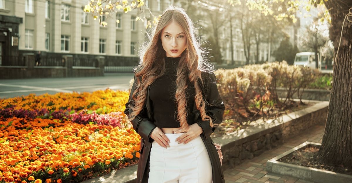 Białe jeansy jesienią: 7 stylizacji, które wyglądają drogo i pasują do każdej pogody