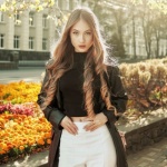 Białe jeansy jesienią: 7 stylizacji, które wyglądają drogo i pasują do każdej pogody