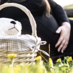 Cień po porodzie: jak rozpoznać i oswoić psychiczne obciążenie po trudnych narodzinach