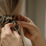 Magia detali: dodatki, które odmienią każdą prostą stylizację