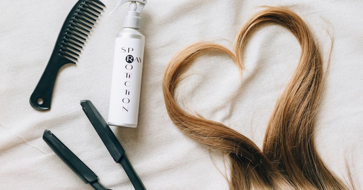 Odrosty pod kontrolą: prosty sposób na idealne nałożenie sprayu i naturalny efekt w kilka minut