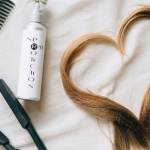 Odrosty pod kontrolą: prosty sposób na idealne nałożenie sprayu i naturalny efekt w kilka minut