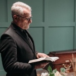 Żałoba bez pośpiechu: jak pozwolić sobie przeżywać stratę we własnym rytmie