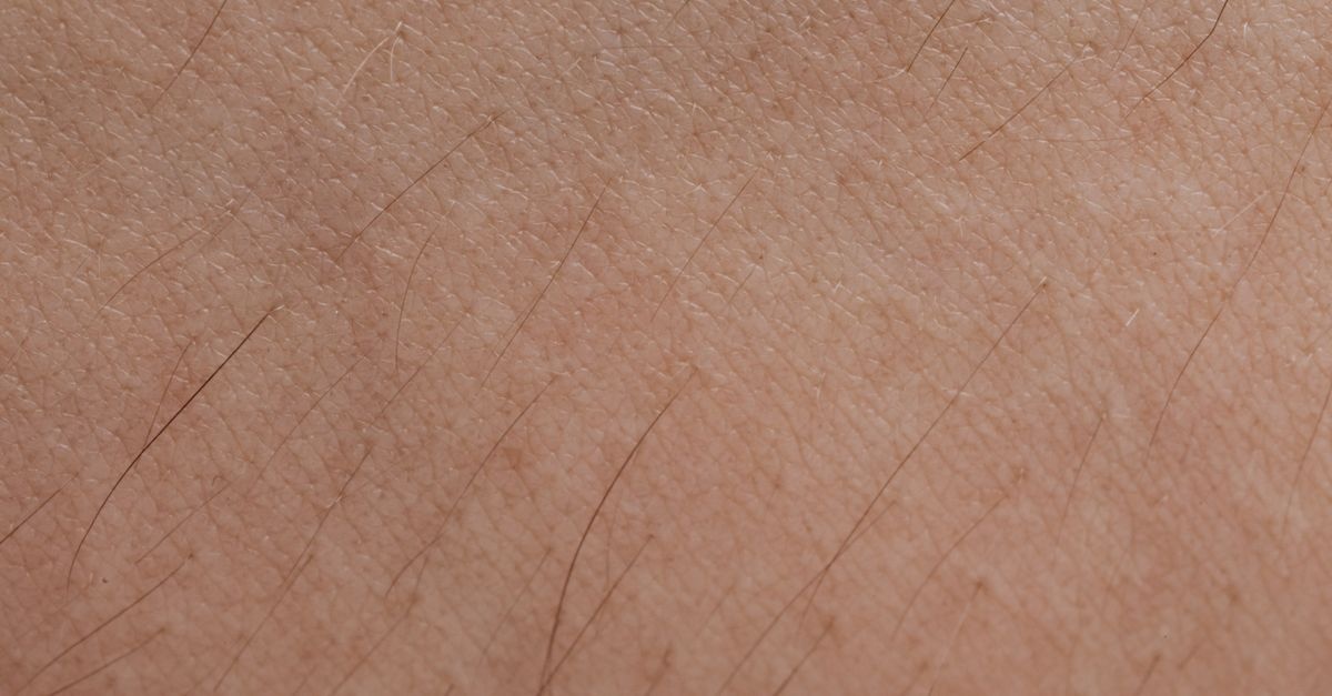Gładka skóra bez kropek i podrażnień: jak raz na zawsze wygrać z wrastającymi włoskami po goleniu