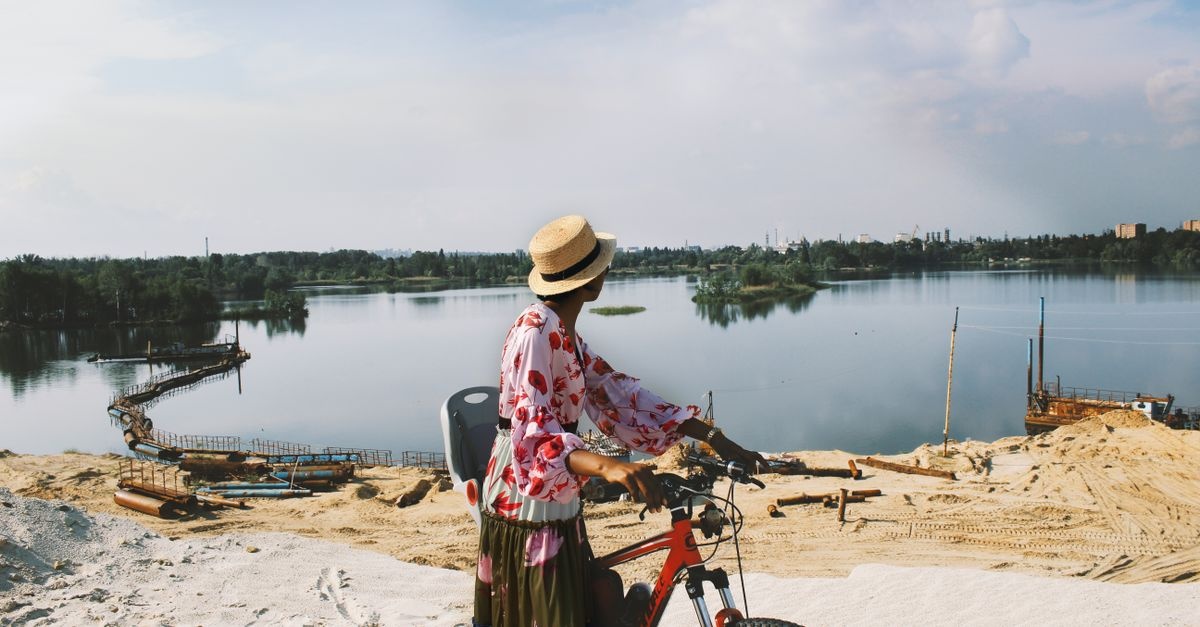 Spódnica na rower? Sprytne triki, dzięki którym pojedziesz wygodnie i stylowo