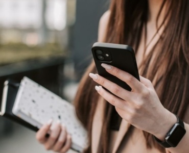 Randka bez scrollowania: jak odzyskać uwagę i ograniczyć sięganie po telefon