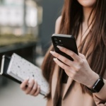Randka bez scrollowania: jak odzyskać uwagę i ograniczyć sięganie po telefon
